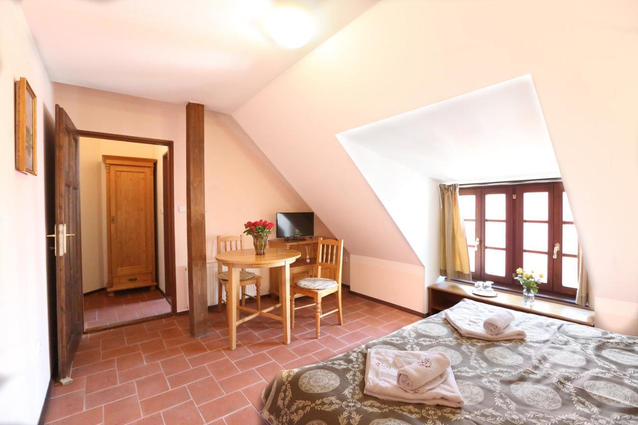 Penzion Na 15. Poledniku Hotell Jindřichŭv Hradec Exteriör bild