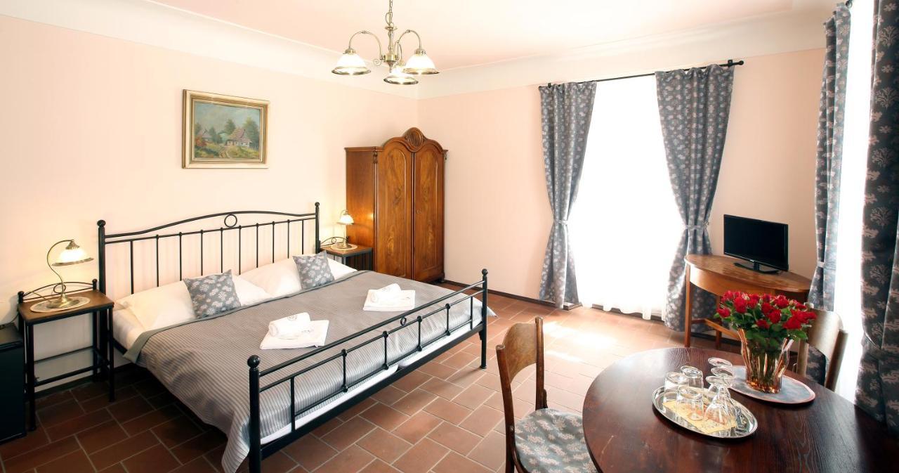 Penzion Na 15. Poledniku Hotell Jindřichŭv Hradec Exteriör bild
