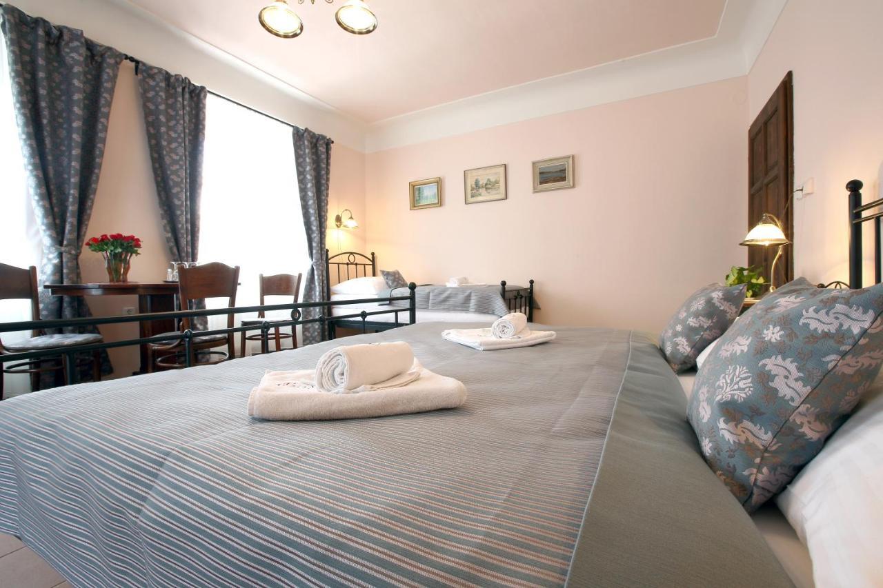Penzion Na 15. Poledniku Hotell Jindřichŭv Hradec Exteriör bild