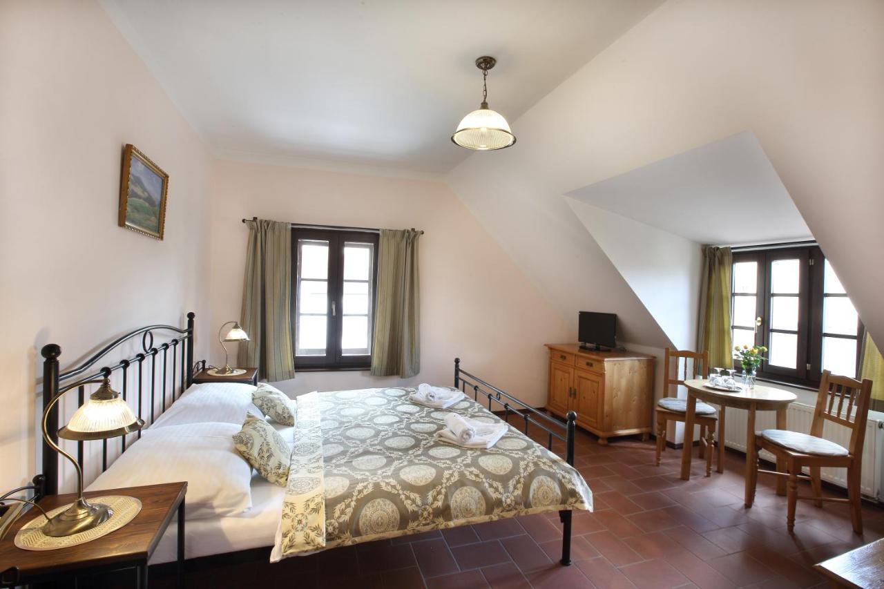 Penzion Na 15. Poledniku Hotell Jindřichŭv Hradec Exteriör bild