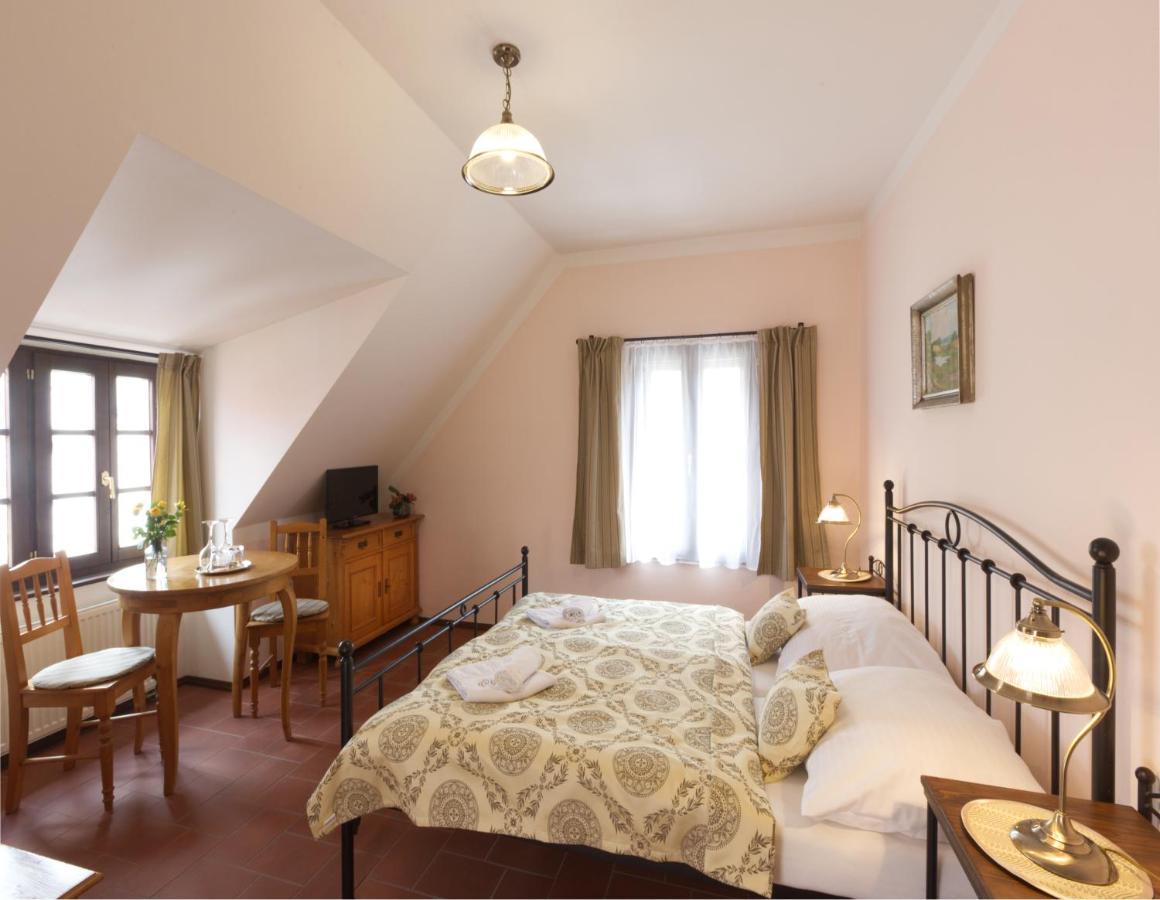 Penzion Na 15. Poledniku Hotell Jindřichŭv Hradec Exteriör bild