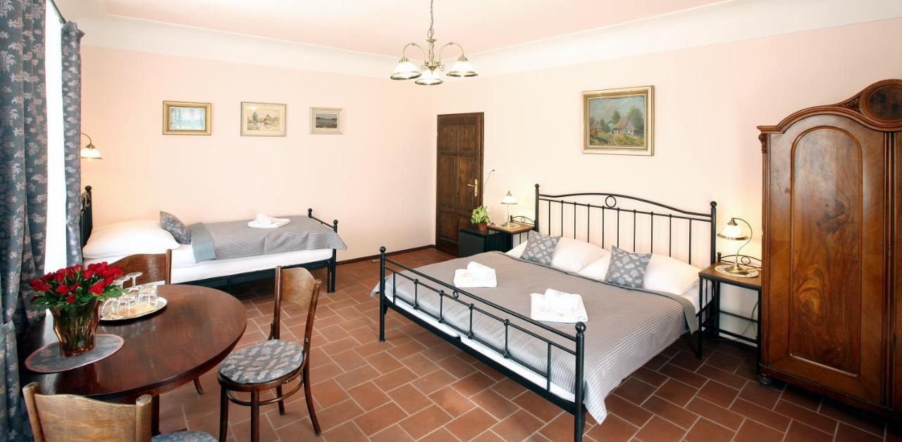 Penzion Na 15. Poledniku Hotell Jindřichŭv Hradec Exteriör bild